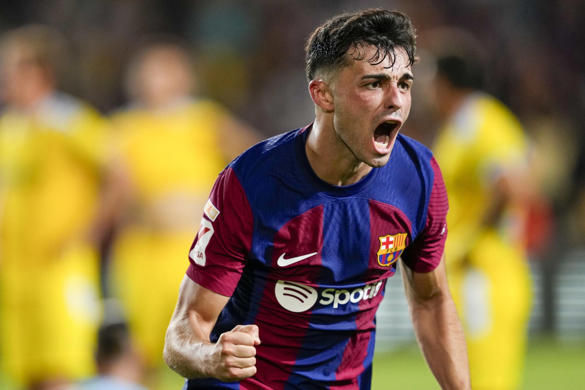 El centrocampista del FC Barcelona Pedri celebra el primer gol de su equipo durante el partido que enfrenta este domingo al FC Barcelona y al Cádiz en la segunda jornada de LaLiga en el Estadio Olímpico de Barcelona. EFE/ Alejandro Garcia