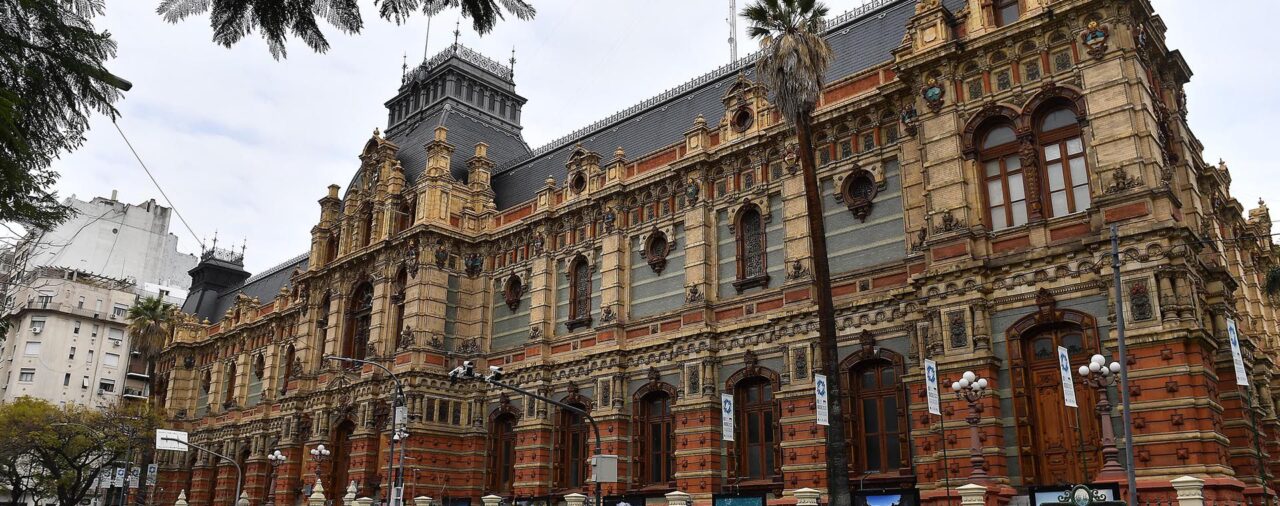 El Palacio de Aguas Corrientes, el maravilloso edificio donde se guardan 350 mil expedientes sobre las construcciones porteñas