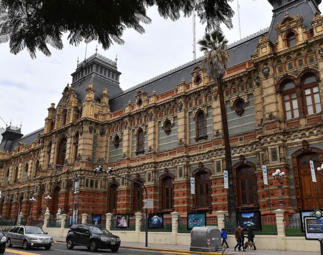 El Palacio de Aguas Corrientes, el maravilloso edificio donde se guardan 350 mil expedientes sobre las construcciones porteñas