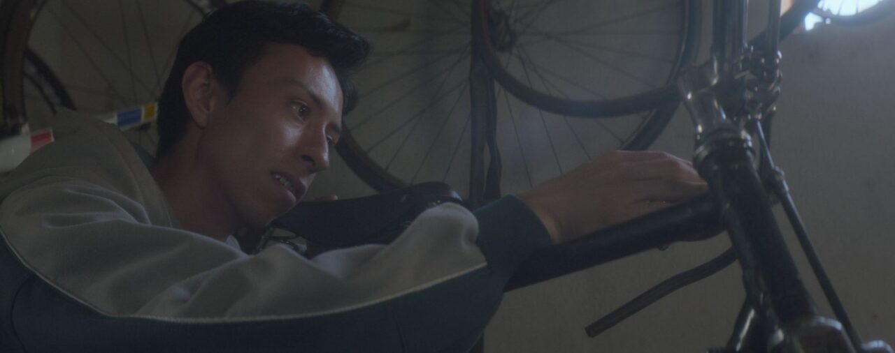 El rey de la montaña, la película basada en el ciclismo y el campo colombiano, ya está en cines; su director reveló detalles