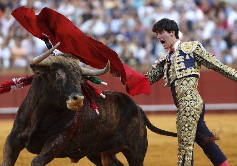 El torero Esaú Fernández da un pase de muleta a su segundo astado durante la segunda corrida de la Feria de San Miguel en la que compartió cartel con Borja Jiménez y Lama de Góngora, en la Real Maestranza de Sevilla. (EFE/Julio Muñoz)