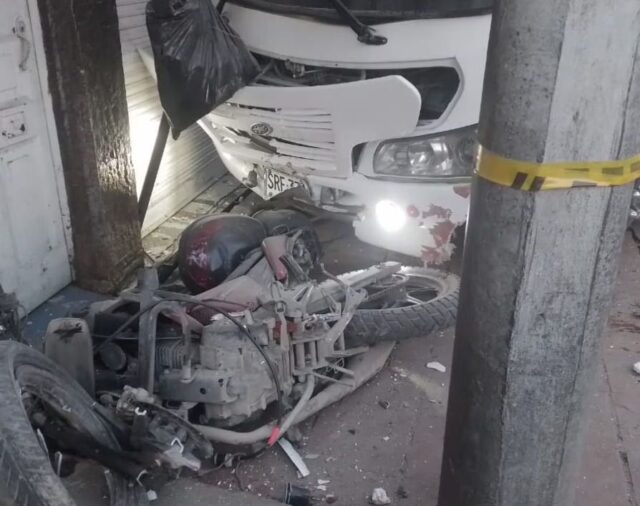 Grave accidente en Bogotá: ruta escolar se quedó sin frenos y mató a dos motociclistas