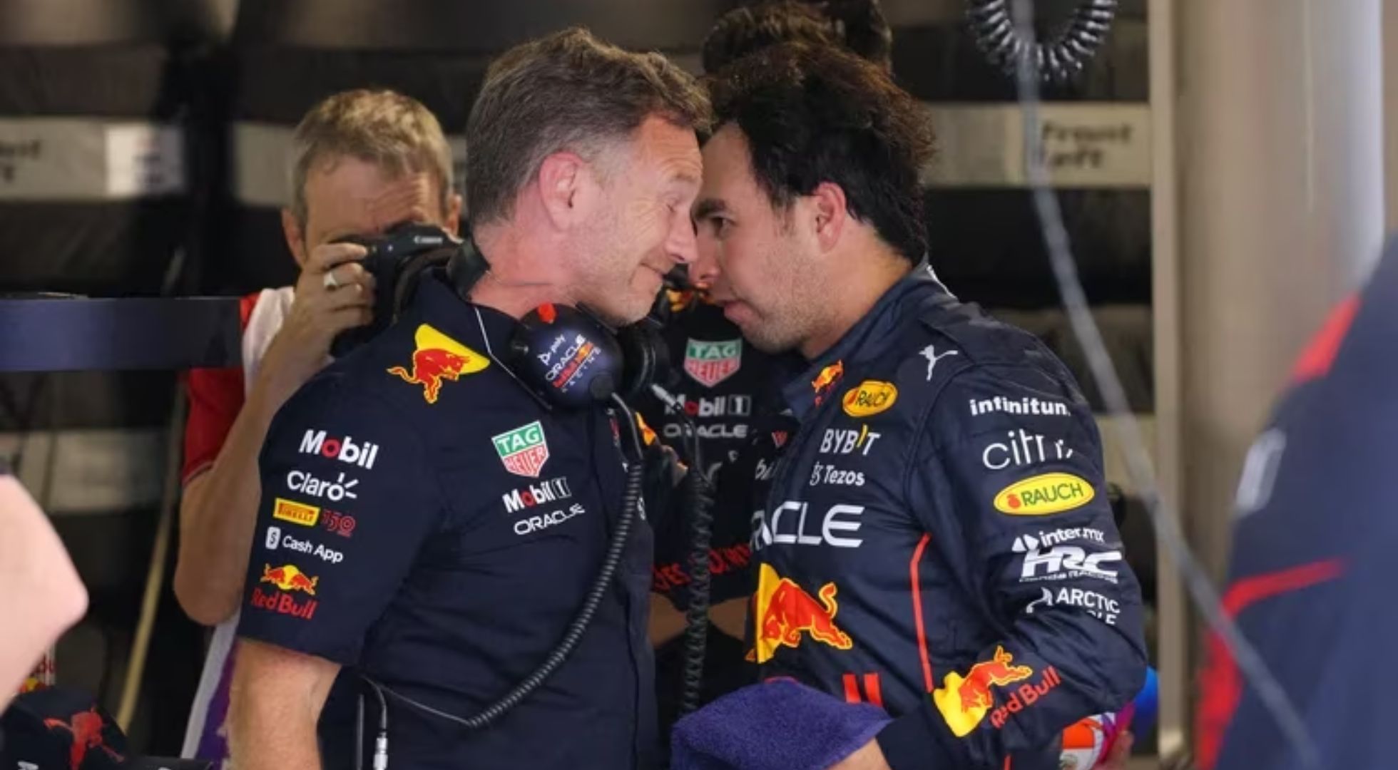 Christian Horner apoyando a Sergio "Checo" Pérez tras una carrera llena de desafíos en Singapur