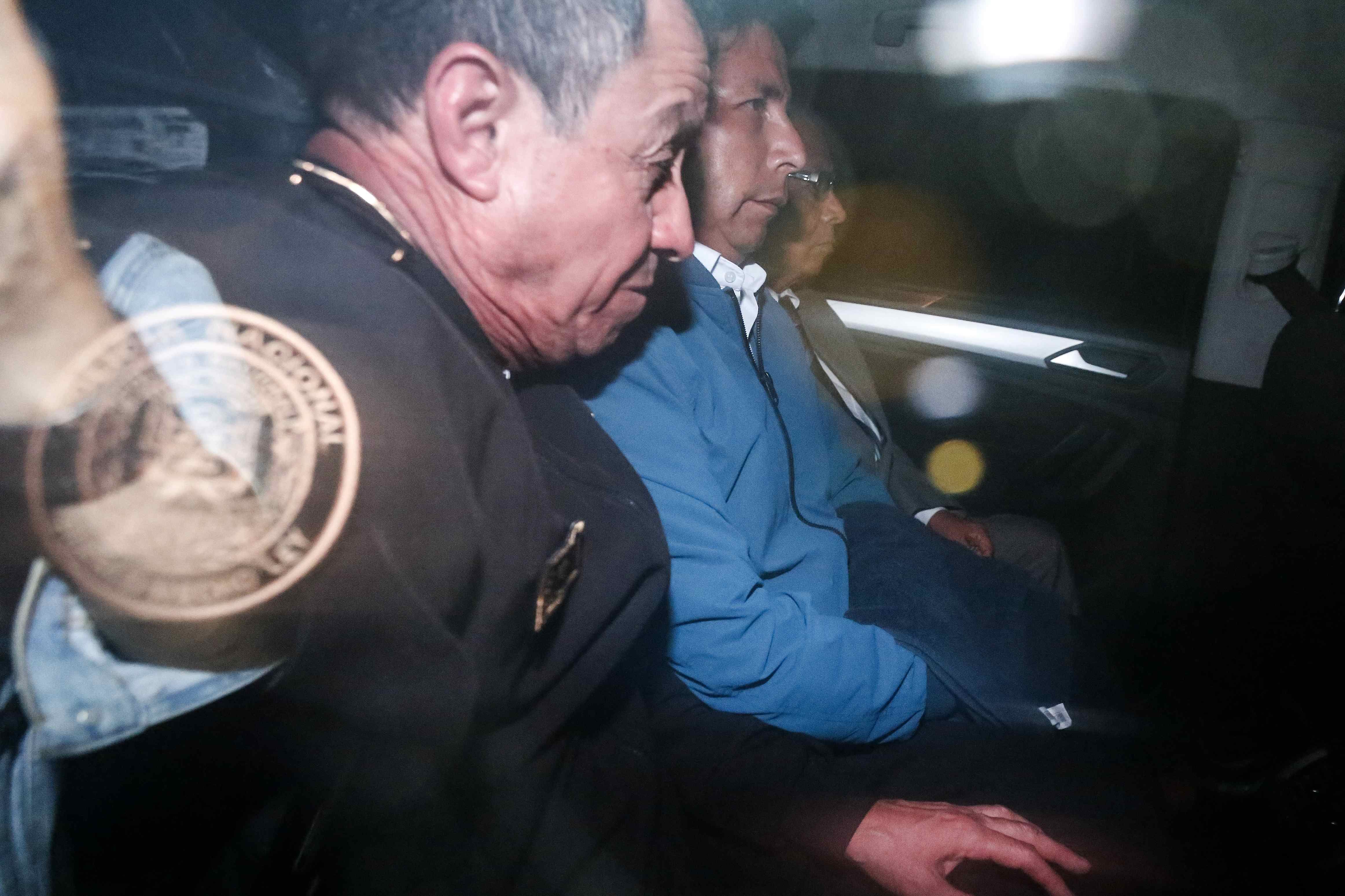 Pedro Castillo al ser trasladado y detenido en un vehículo policial de la Prefectura de Lima, en Lima (Perú). EFE/Renato Pajuelo