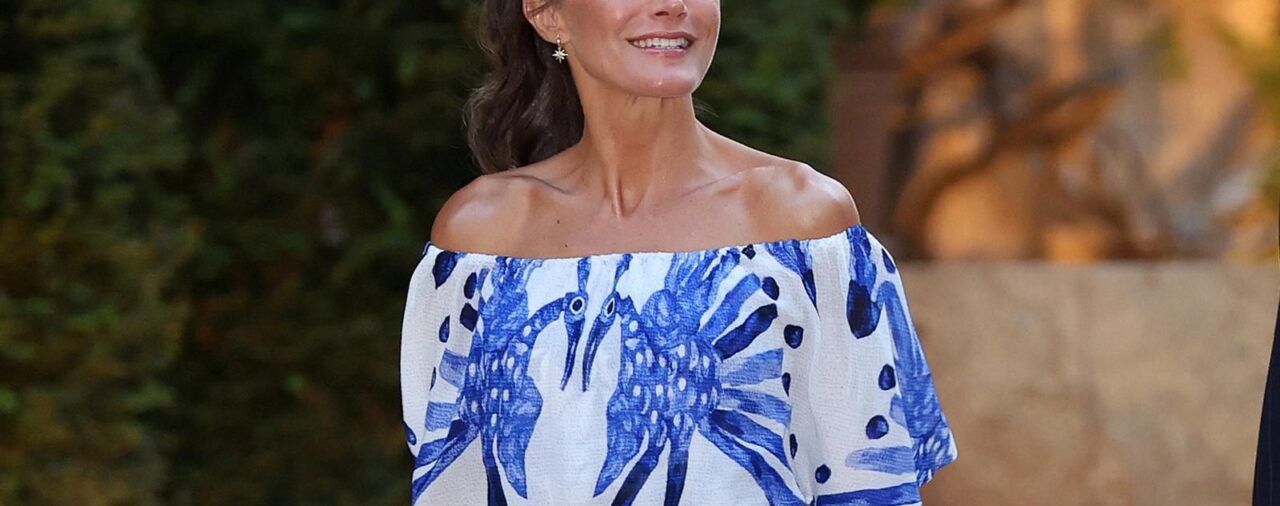 Letizia suma una nueva firma española a su armario en la recepción de los reyes en Marivent