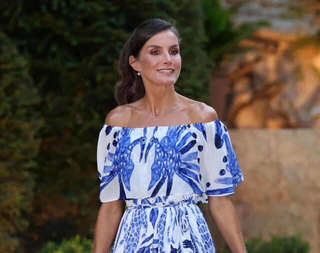 Letizia suma una nueva firma española a su armario en la recepción de los reyes en Marivent