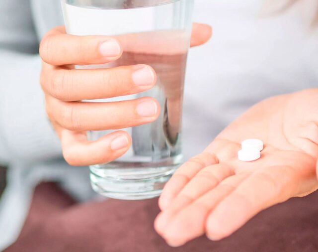 Los efectos secundarios de combinar el ibuprofeno con la codeína: Sanidad alertó sobre las graves consecuencias para la salud