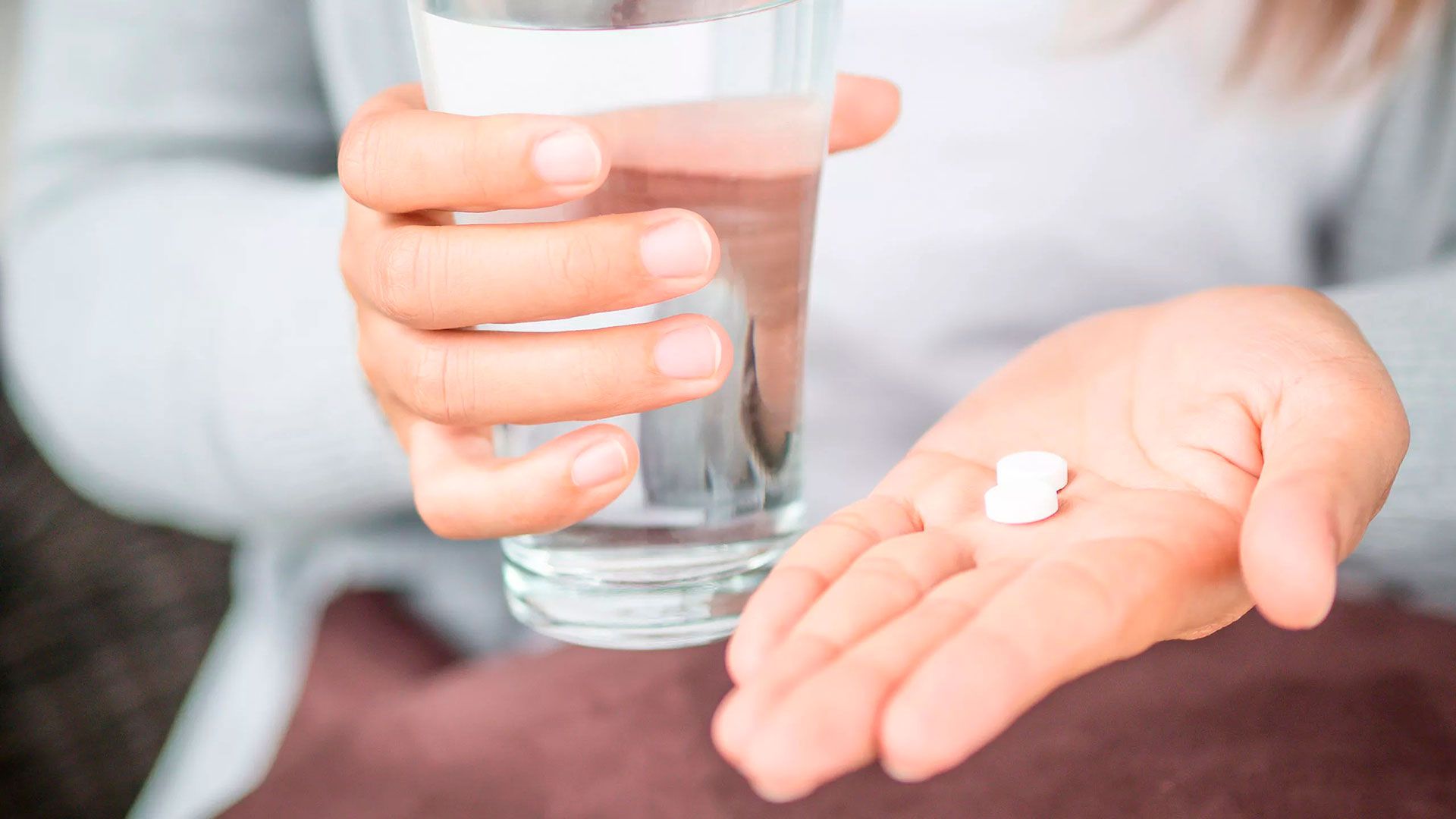 Una persona toma dos pastillas (Archivo)