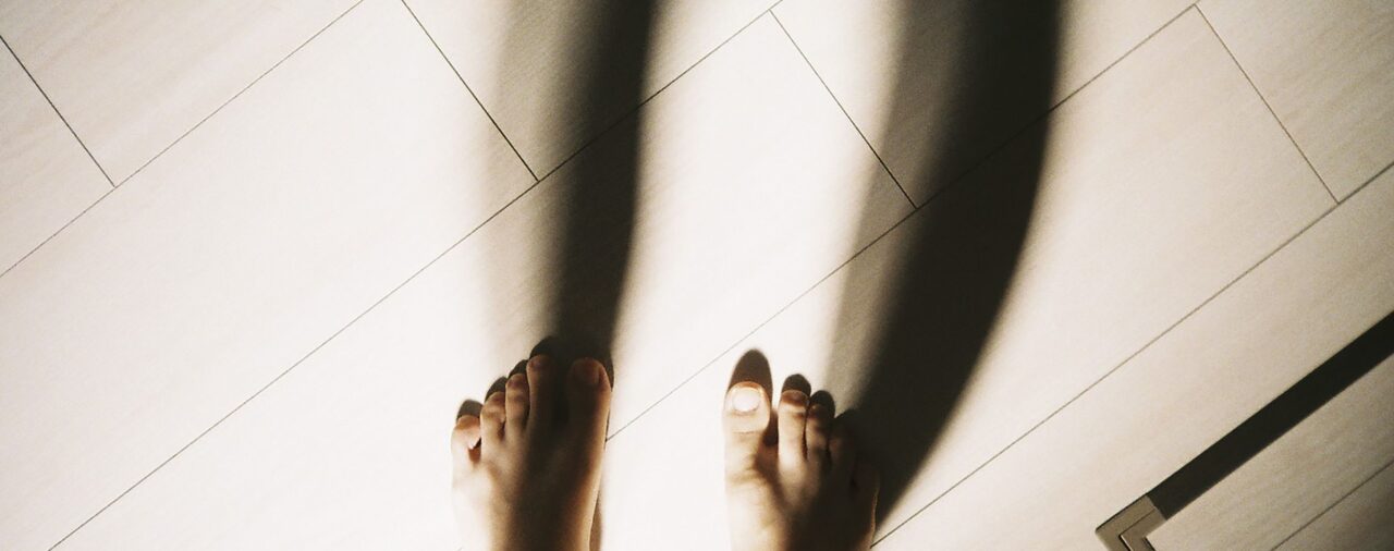 Qué es el síndrome de piernas inquietas y qué lo causa