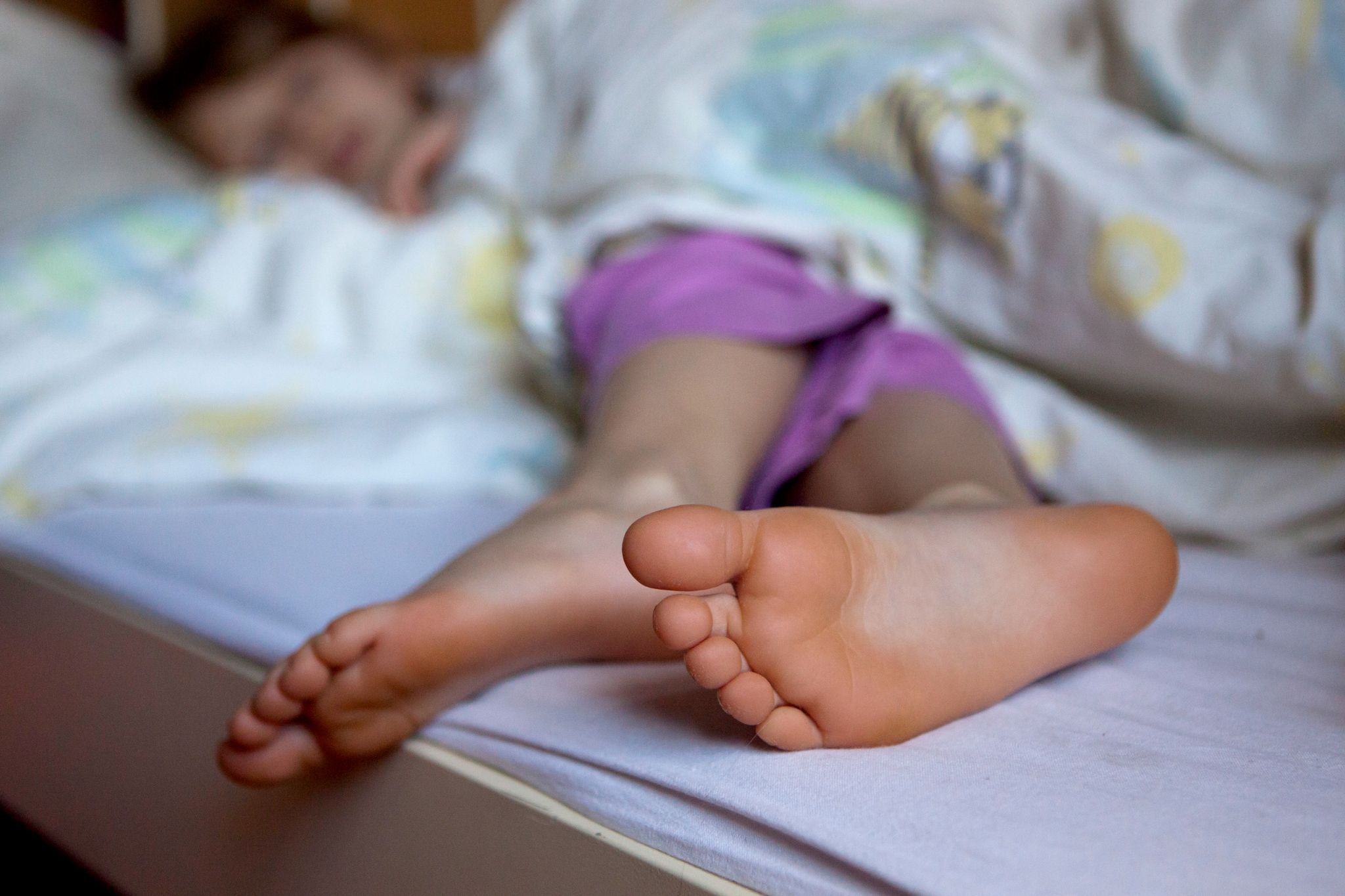 Piernas inquietas, noches inquietas: un síndrome que también afecta a niños y jóvenes. (Foto: Silvia Marks/dpa)