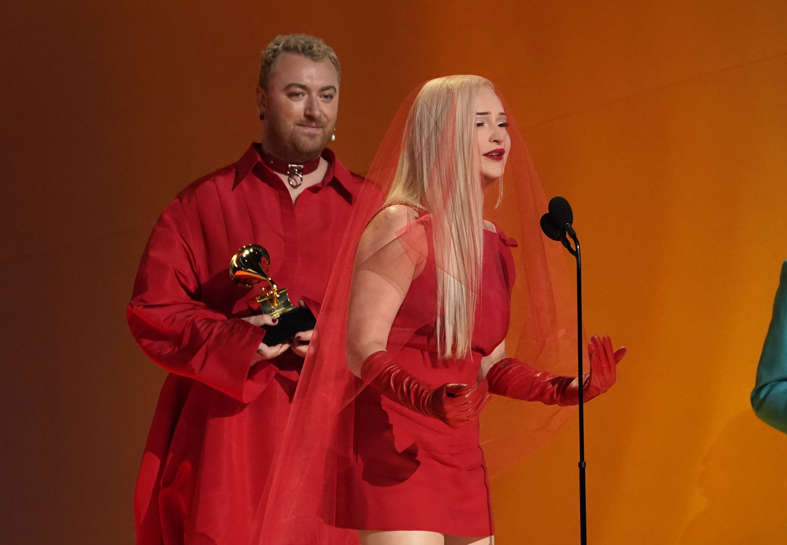 Kim Petras, derecha, y Sam Smith ganaron un Grammy por mejor interpretación pop de dúo o grupo por "Unholy".(Foto AP/Chris Pizzello)