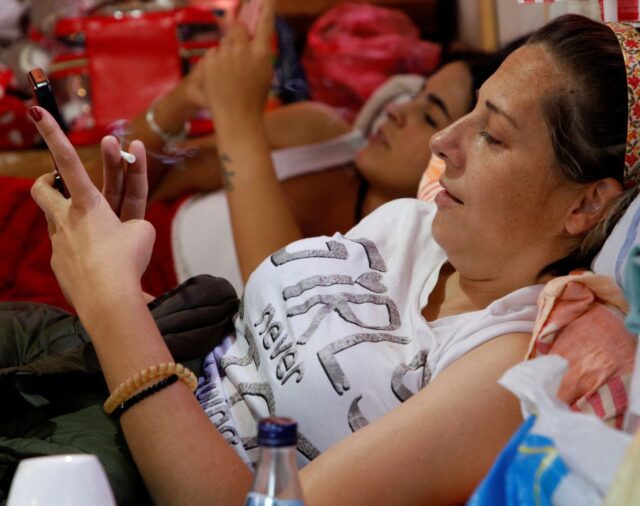 Siete personas compiten por el título del “Ciudadano más perezoso” y deben permanecer acostadas el mayor tiempo posible