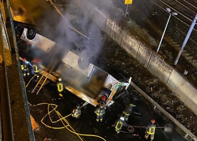 Al menos 21 personas murieron luego de que un autobús se cayera de un puente en Venecia