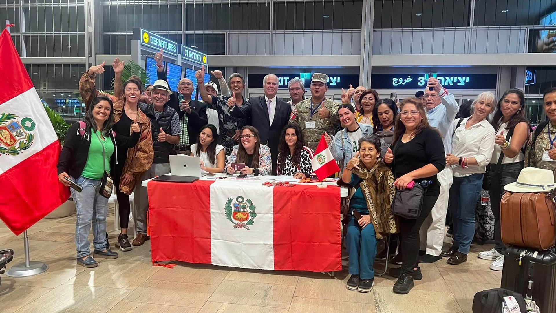 Peruanos en Israel se encuentran organizados en el aeropuerto para poder abordar el vuelo humanitario que llegará en unos minutos por ellos.