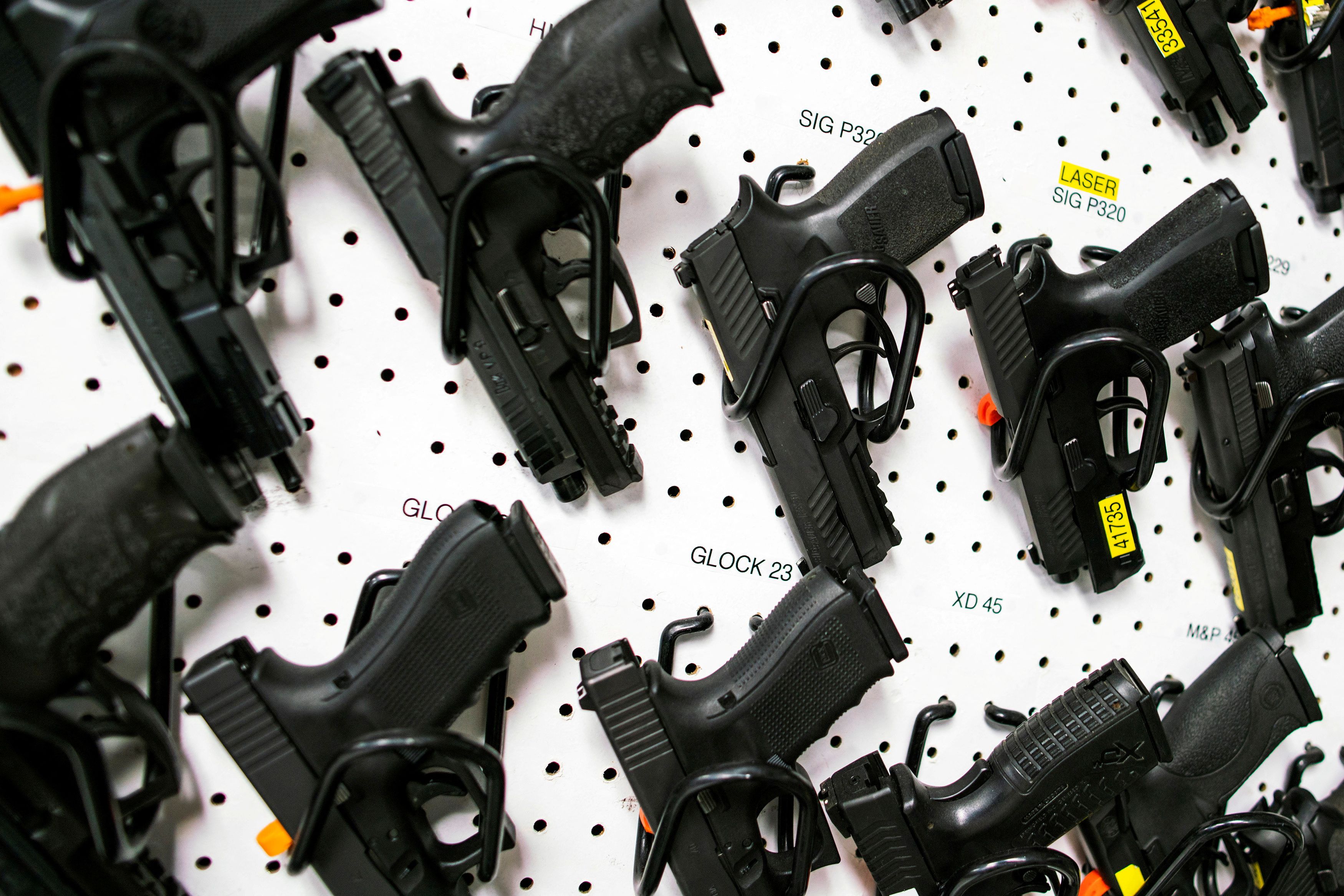 La nueva legislación en Connecticut, las penas para ciudadanos con antecedentes graves de tenencia ilegal de armas, amplía la prohibición de armas de asalto. REUTERS/Eduardo Munoz/File Photo