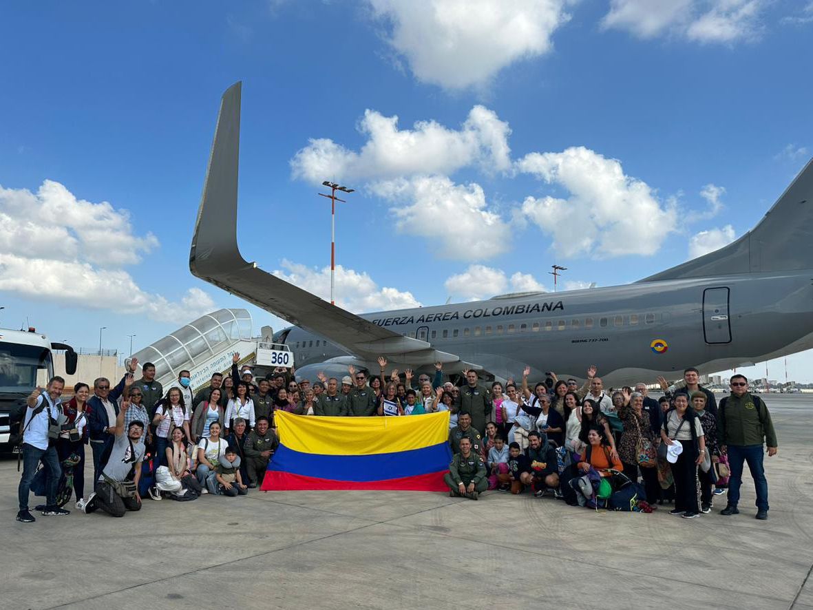 Colombianos regresan al país en el avión de la FAC desde Israel.