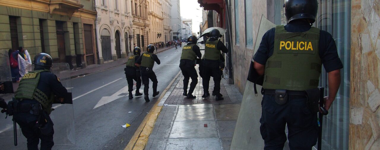 Dictan prisión preventiva contra diez policías de Perú acusados de tráfico de drogas