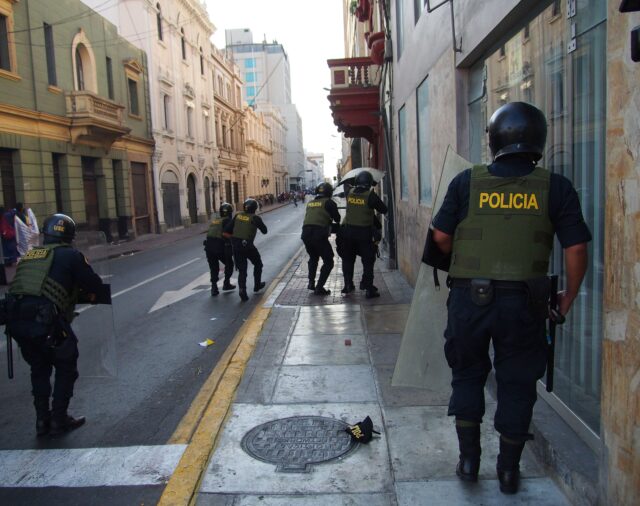 Dictan prisión preventiva contra diez policías de Perú acusados de tráfico de drogas