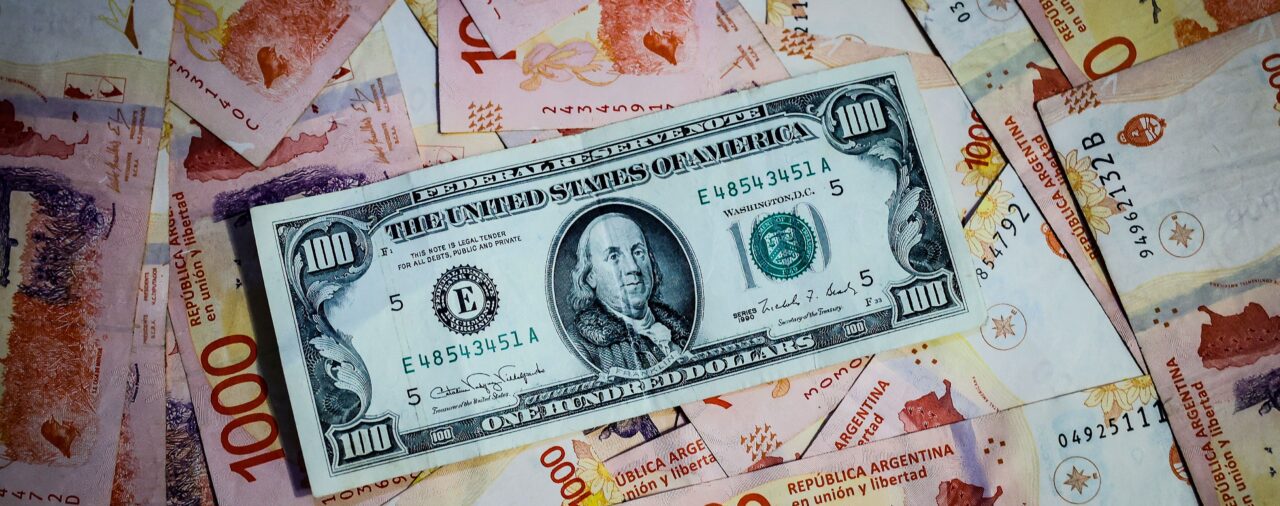 El precio del dólar en Argentina quiebra la barrera de los 1.000 pesos y sigue en aumento