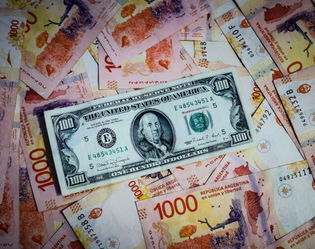 El precio del dólar en Argentina quiebra la barrera de los 1.000 pesos y sigue en aumento