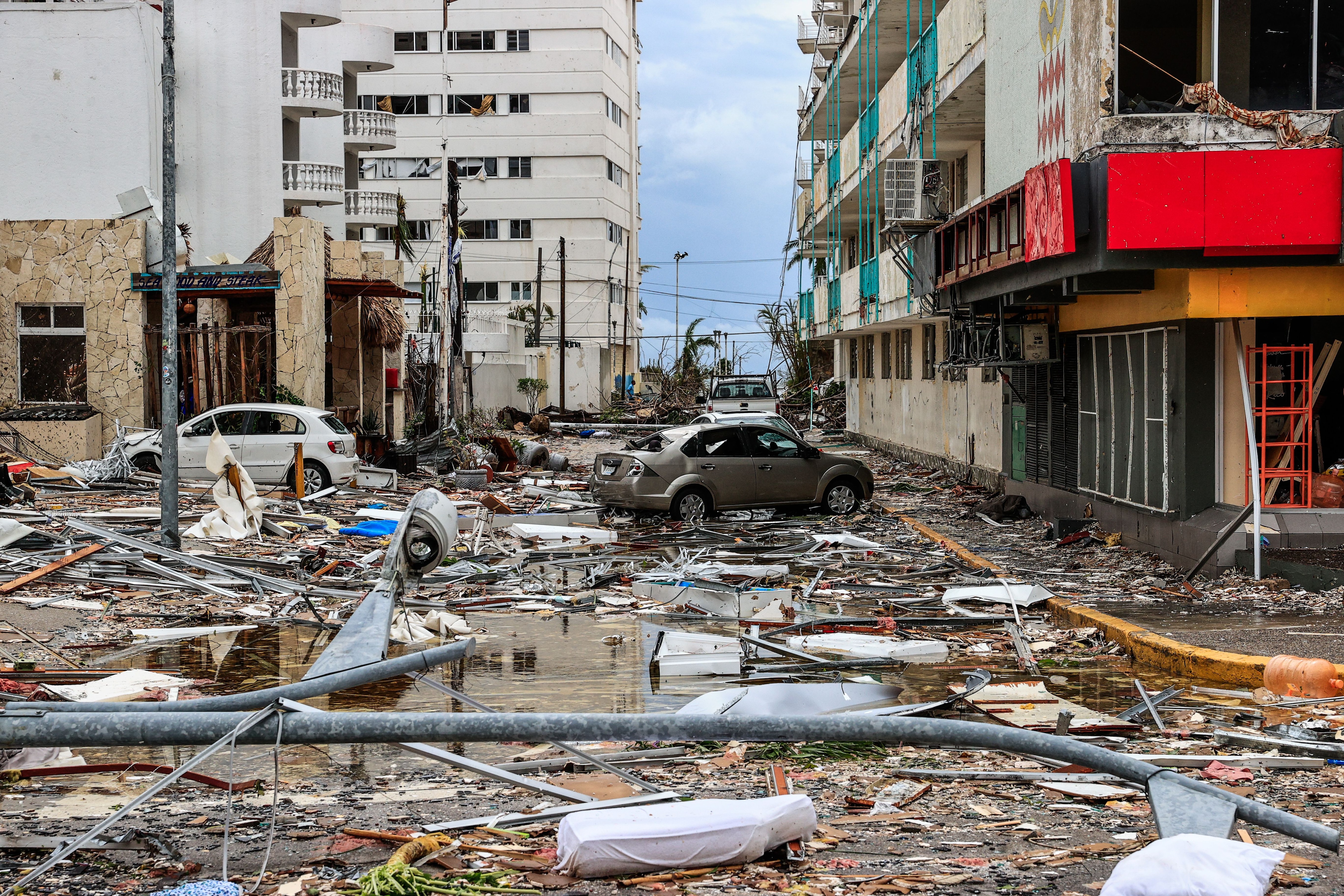 Fotografía de escombros en una calle afectada por el paso del huracán Otis, hoy, en el balneario de Acapulco, en el estado de Guerrero (México).EFE/ David Guzmán