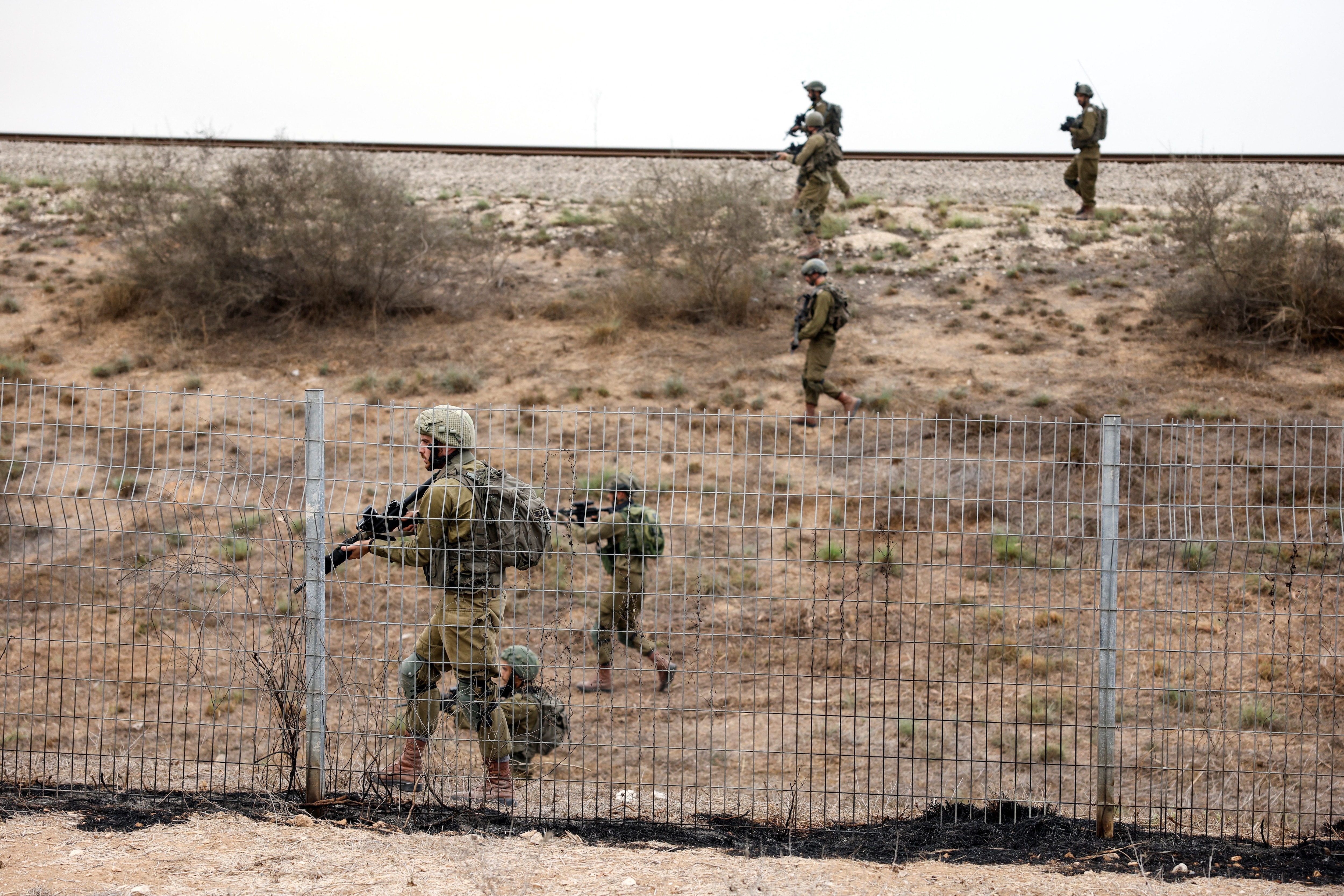 El Reino Unido alertó a sus ciudadanos que “las fronteras internacionales, por tierra y aire, en Israel podrían cerrar con muy poco margen de aviso. (REUTERS/Amir Cohen)