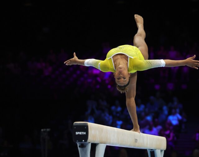 La gimnasta brasileña Rebeca Andrade no hará suelo ni individual completo en Santiago