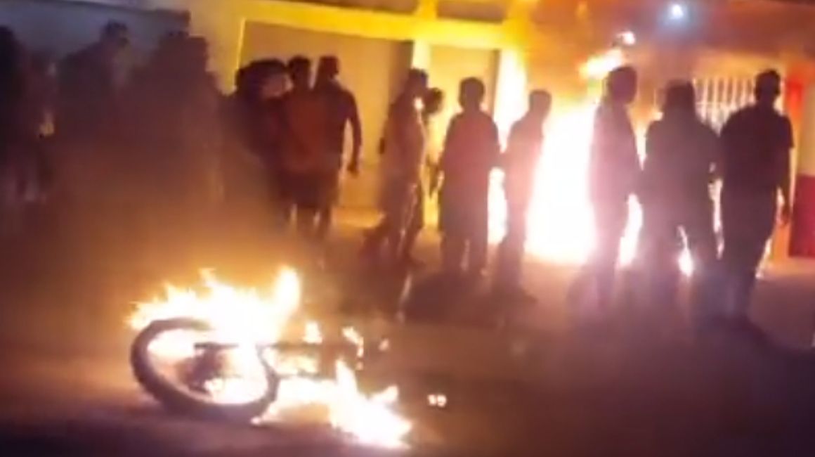 La multitud quemó a uno de los sujetos e hirió gravemente a otros dos.