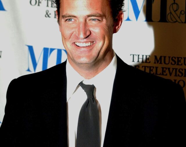 Muere la estrella de la serie "Friends" Matthew Perry a los 54 años ahogado en un jacuzzi