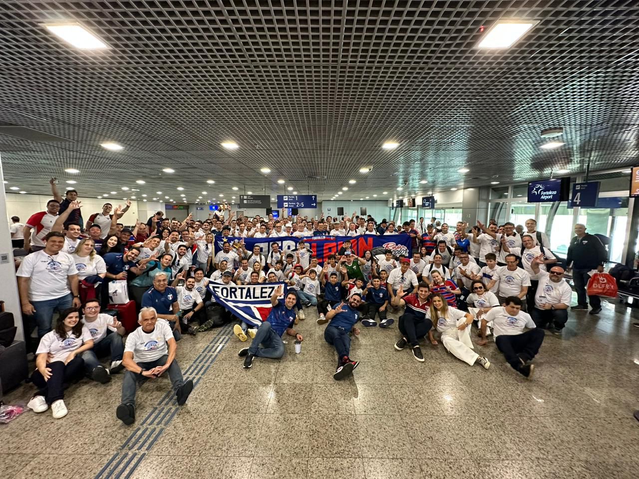 Cientos de hinchas de Fortaleza viajaron a Uruguay para alentar a su equipo en la final de la Copa Sudamericana.