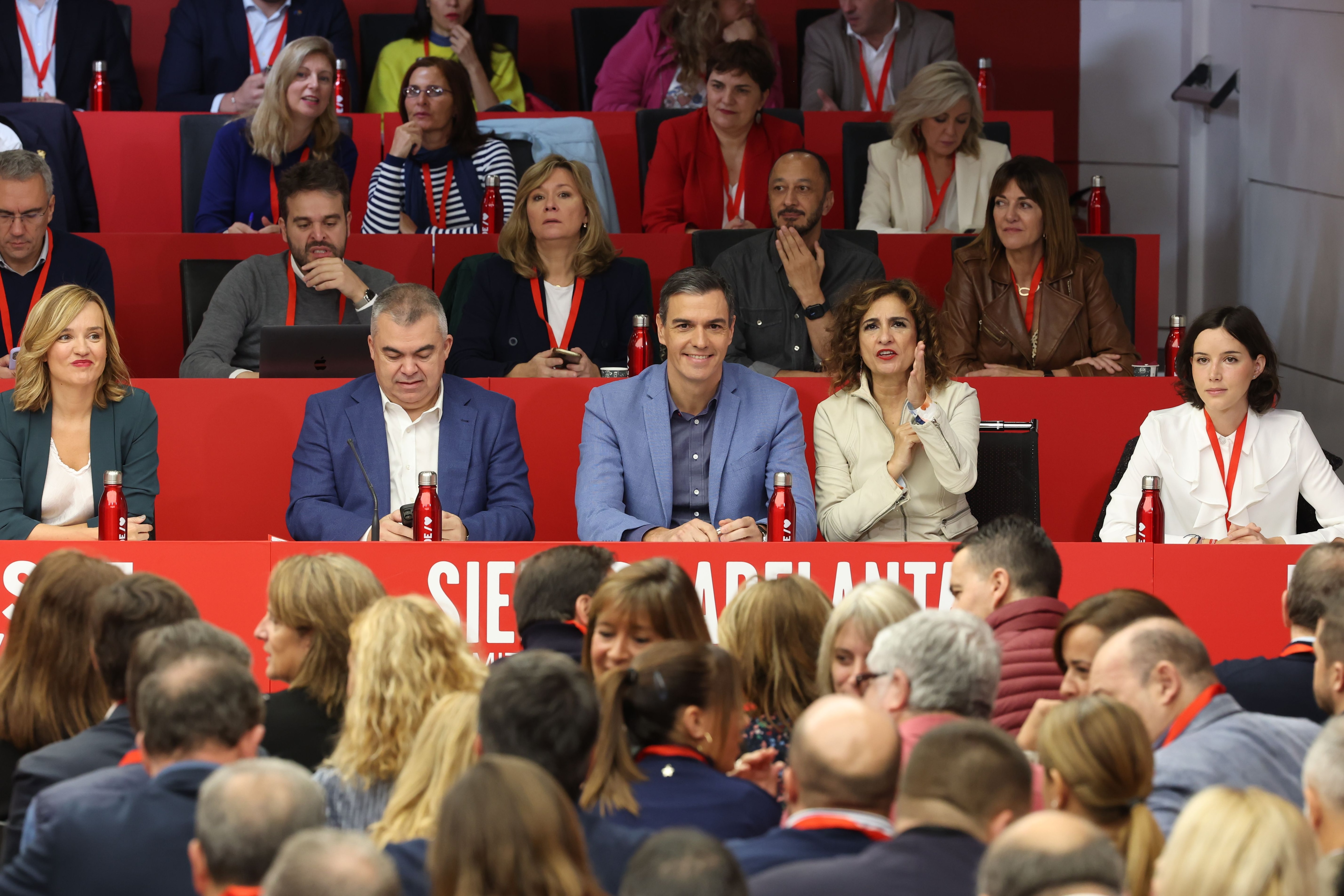 El presidente del Gobierno en funciones y líder socialista Pedro Sánchez junto a la vicesecretaria general María Jesús Montero (2d) y el secretario de Organización, Santos Cerdán (2i), entre otros, durante la reunión de Comité Federal del PSOE. EFE