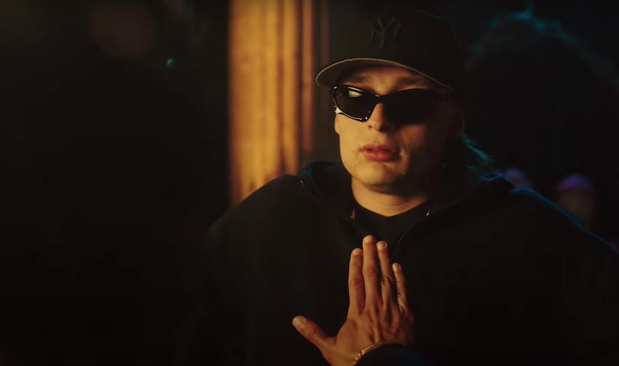 A Peso pluma le niegan la entrada a la fiesta de Halloween de Netflix. (Netflix Latinoamérica)