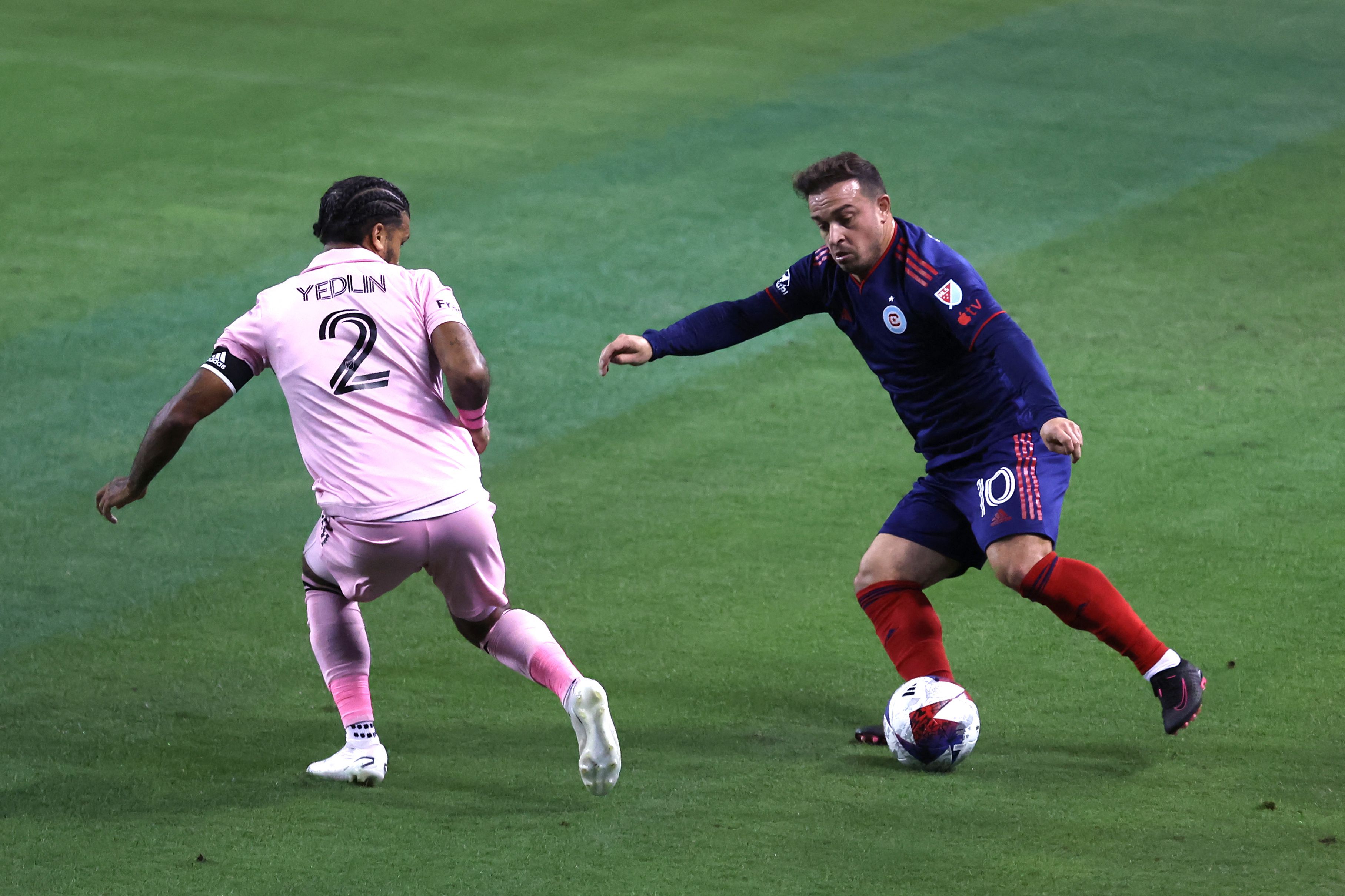 Xherdan Shaqiri, jugador de Chicago Fire, controla el balón ante la marca de DeAndre Yedlin, del Inter Miami en el Soldier Field (Jon Durr-USA TODAY Sports)