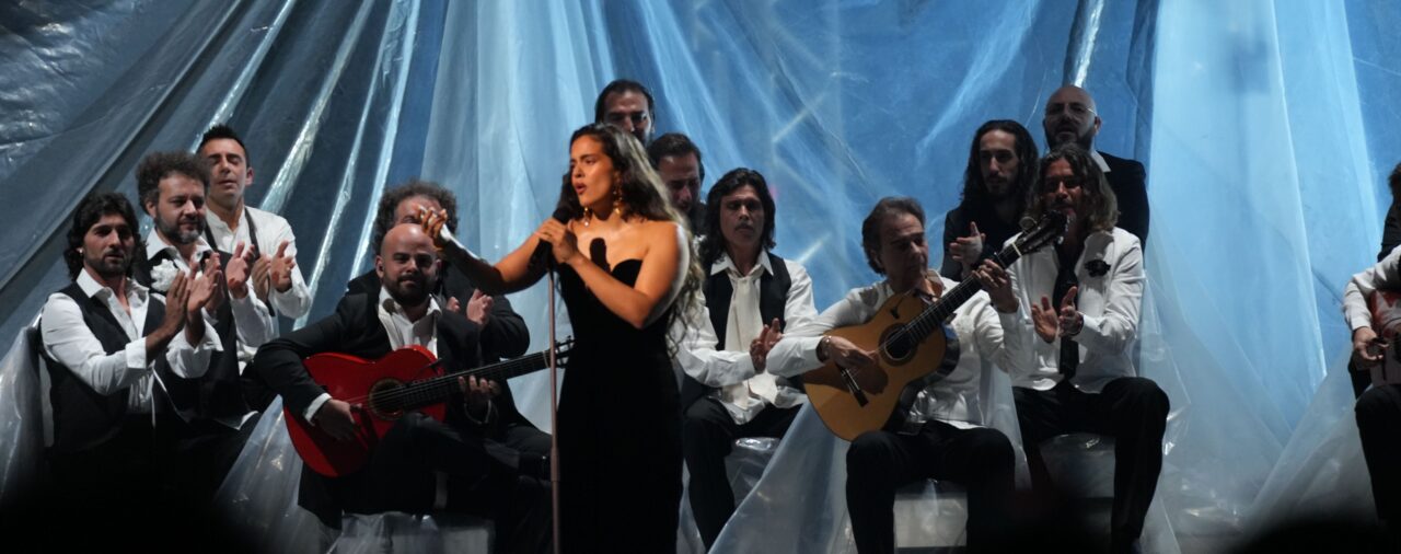Abanicos y mantones, Rocío Jurado y 'Granada' en la voz de Bocelli se cuelan en unos Grammy con sabor andaluz