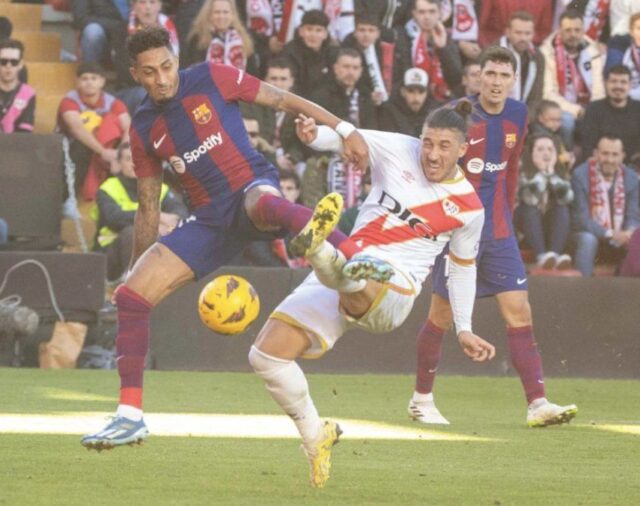 Así fue el penalti en el Barça-Rayo que provocó las quejas de Xavi