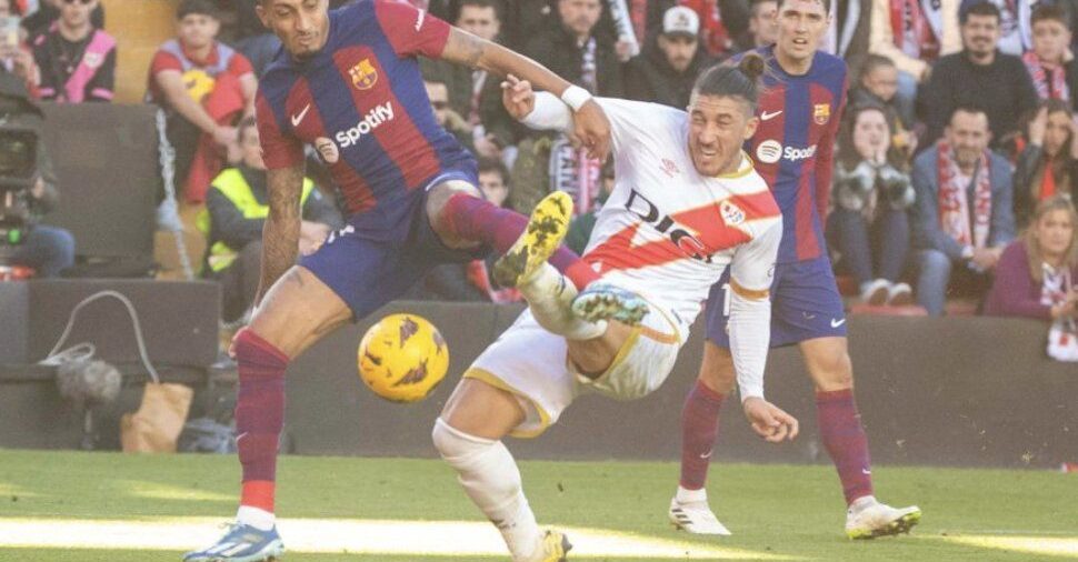 Así fue el penalti en el Barça-Rayo que provocó las quejas de Xavi