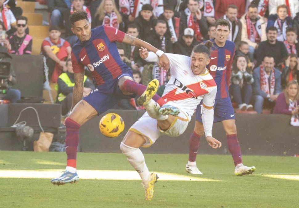 Momento en el que Pacha Espino derriba a Raphina dentro del área. (@theBarcaInsider)