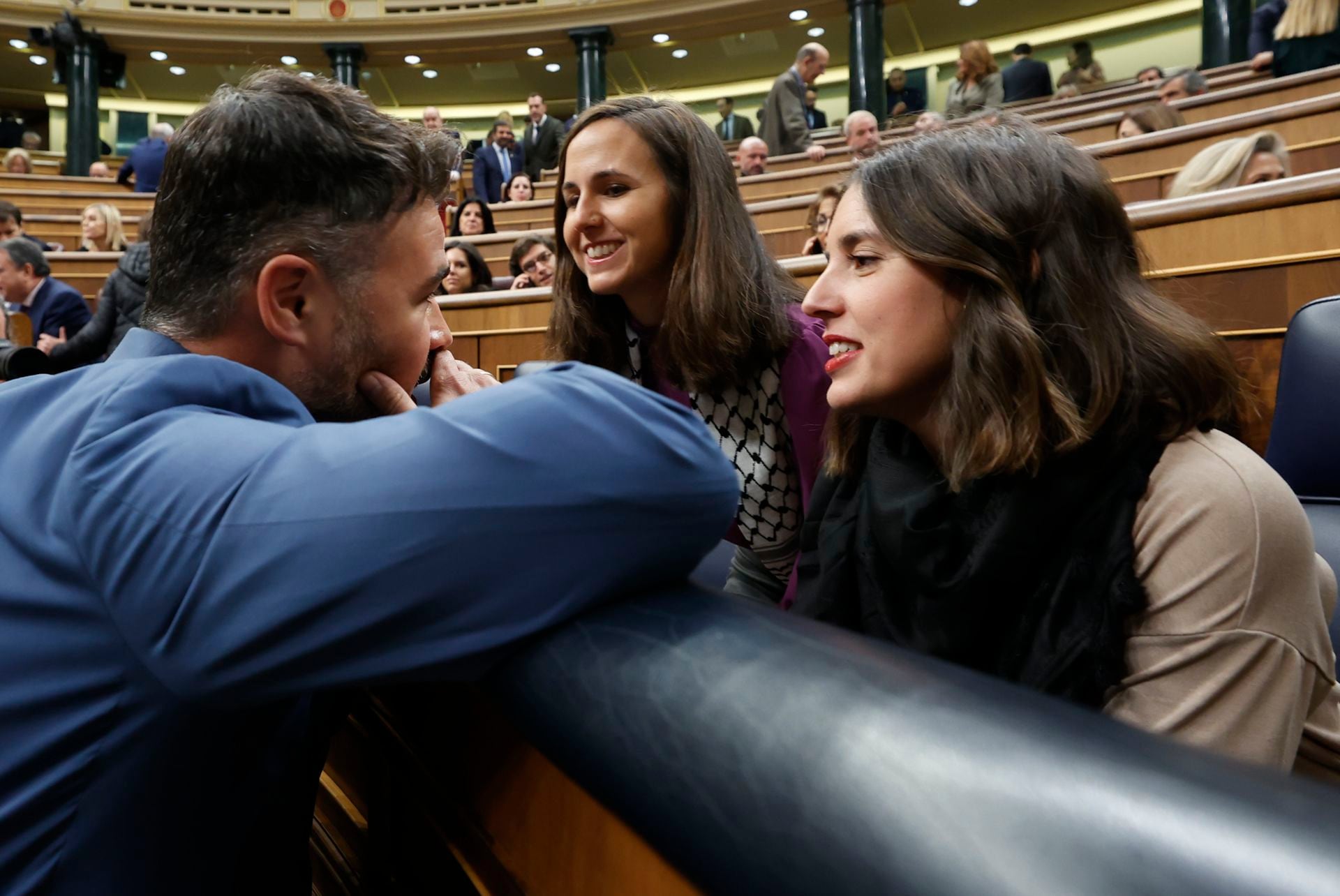 El portavoz de ERC, Gabriel Rufián (i) conversa con la ministra de Igualdad en funciones, Irene Montero antes del inicio del debate de investidura del presidente del Gobierno en funciones, Pedro Sánchez, este miércoles, en el Congreso de los Diputados, en Madrid. EFE/Javier Lizon