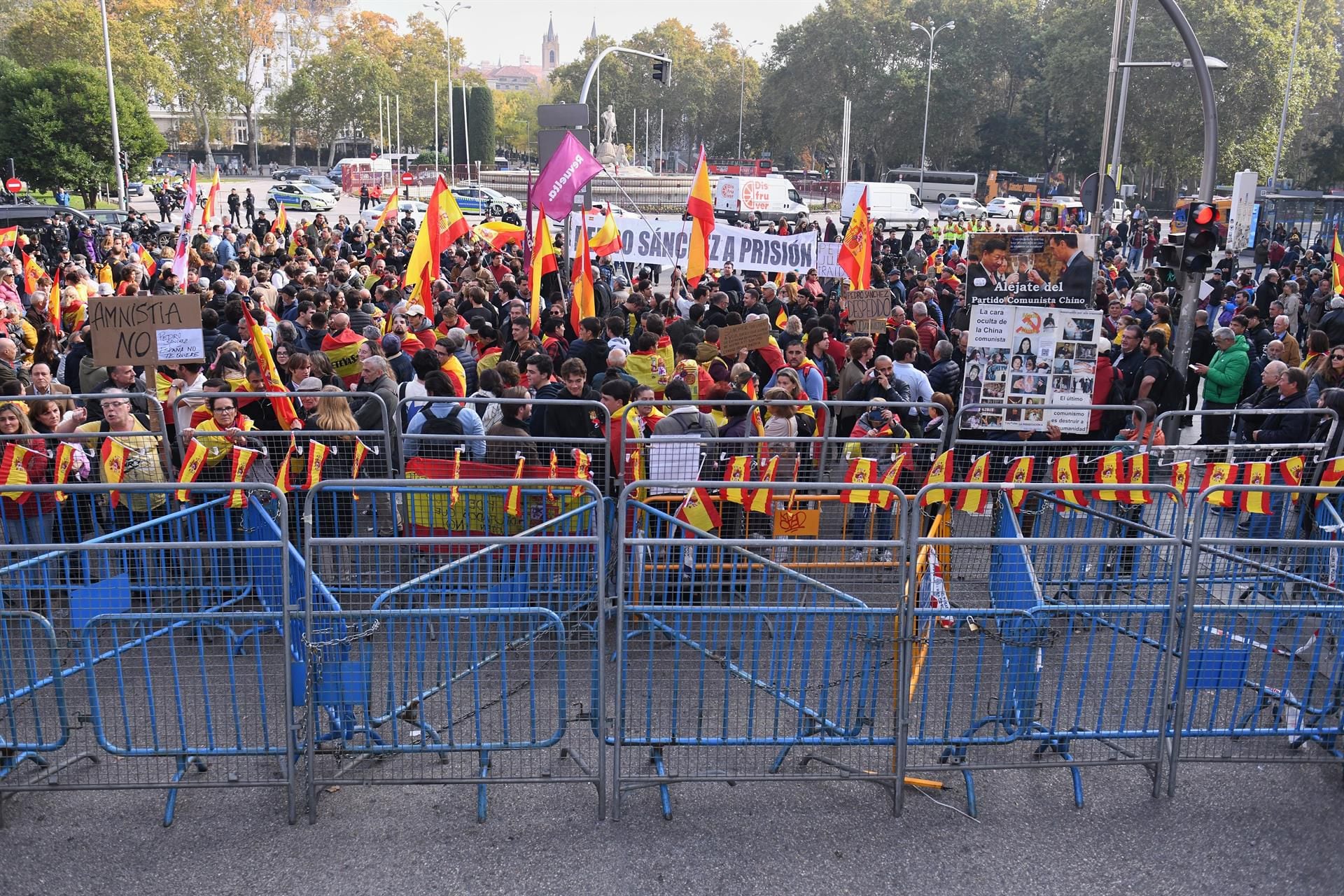Decenas de personas durante una manifestación contra la investidura de Pedro Sánchez - Fernando Sánchez - Europa Press