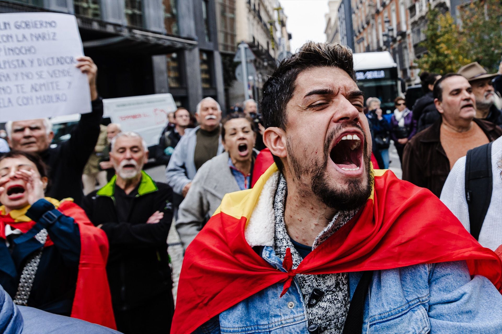 Varias personas durante una concentración contra la investidura de Pedro Sánchez. (Carlos Luján / Europa Press)