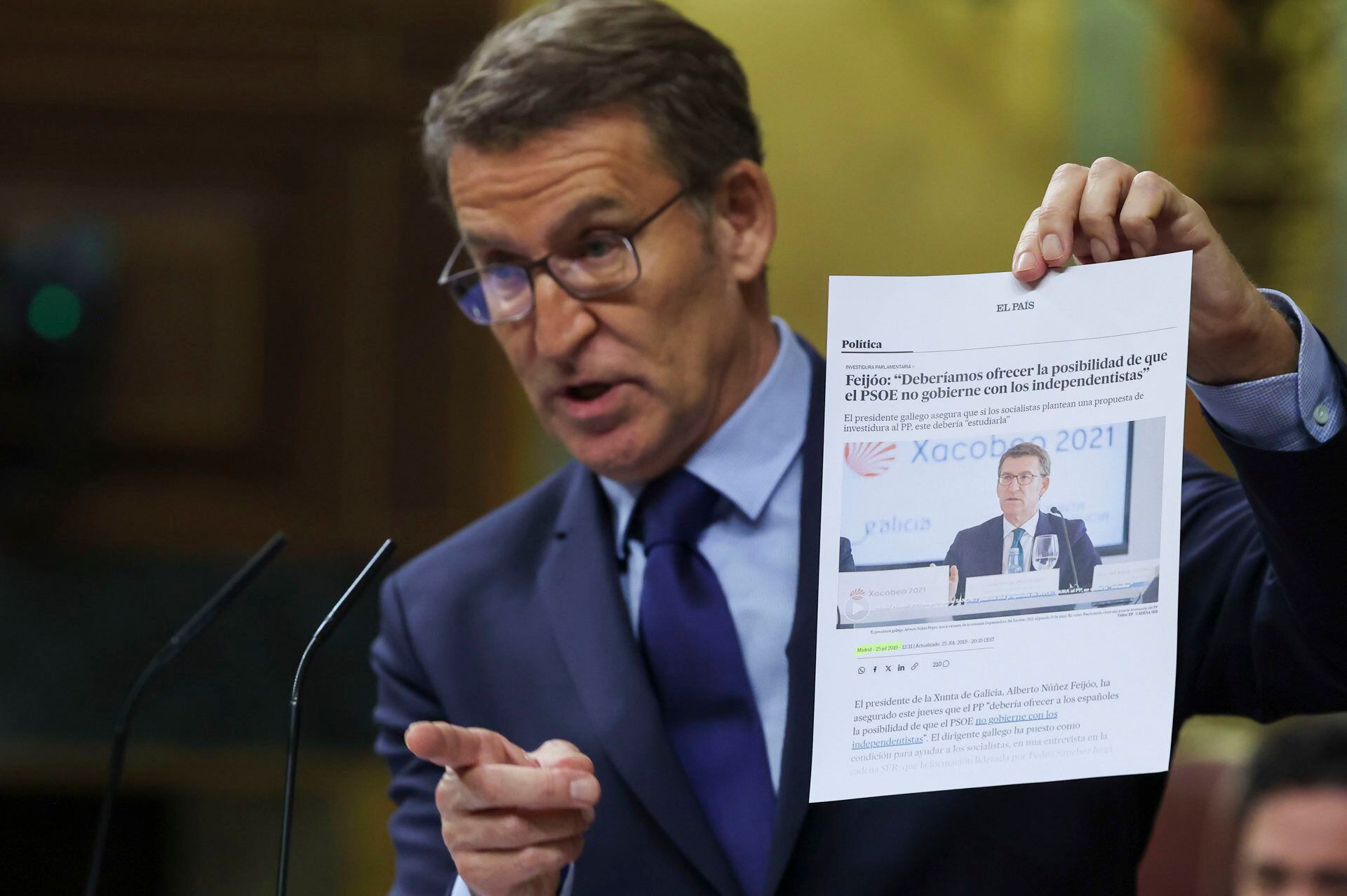 El líder del Partido Popular, Alberto Núñez Feijóo (c), interviene en el primer día del debate de investidura del presidente del Gobierno en funciones, Pedro Sánchez, este miércoles en el Congreso de los Diputados en Madrid. EFE/ Kiko Huesca
