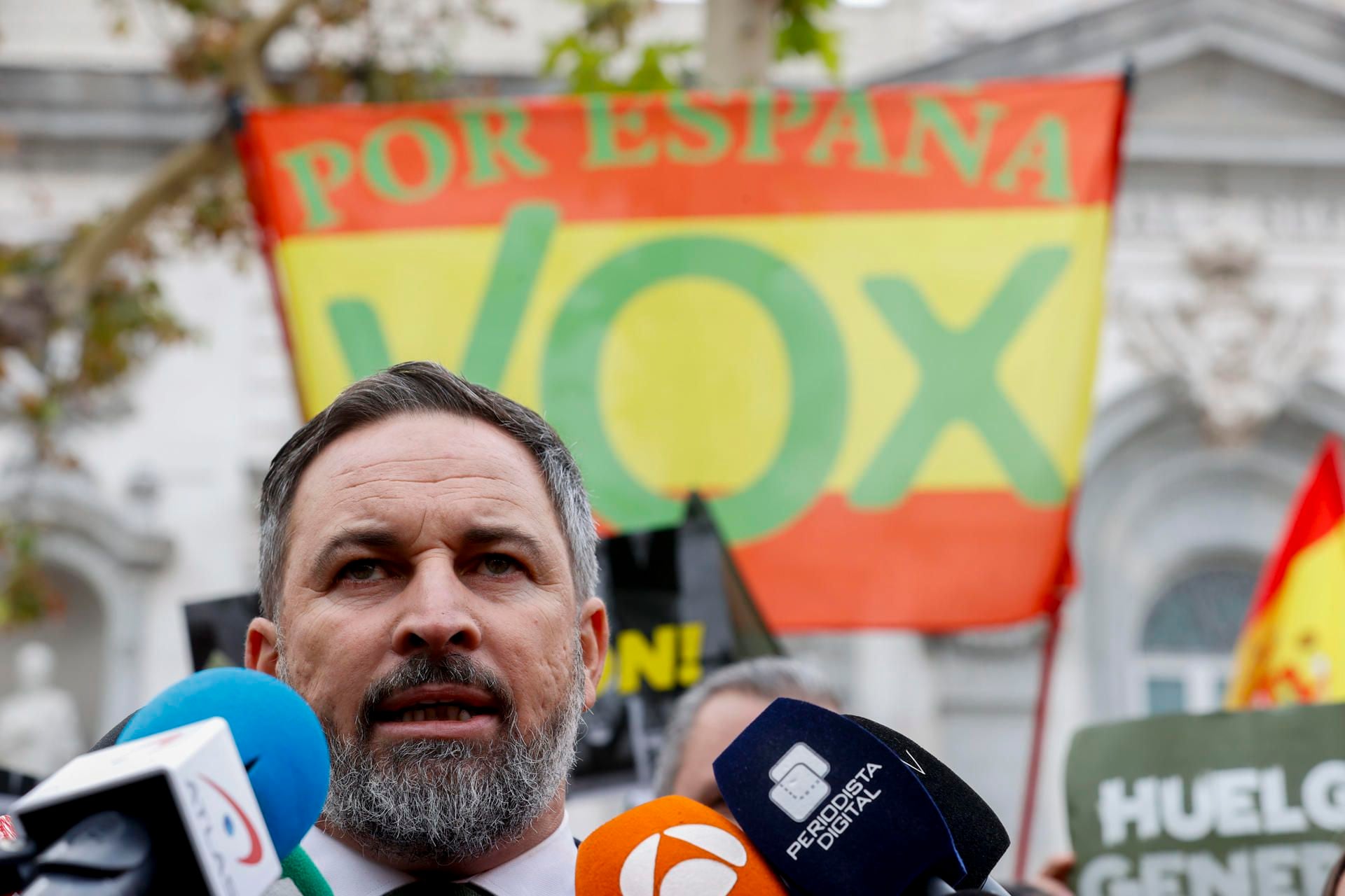 El presidente de Vox, Santiago Abascal, presenta una querella contra el presidente del Gobierno en funciones, Pedro Sánchez, en la que pide la suspensión cautelar del pleno de investidura, este martes en el Tribunal Supremo (EFE/Javier Lizón)