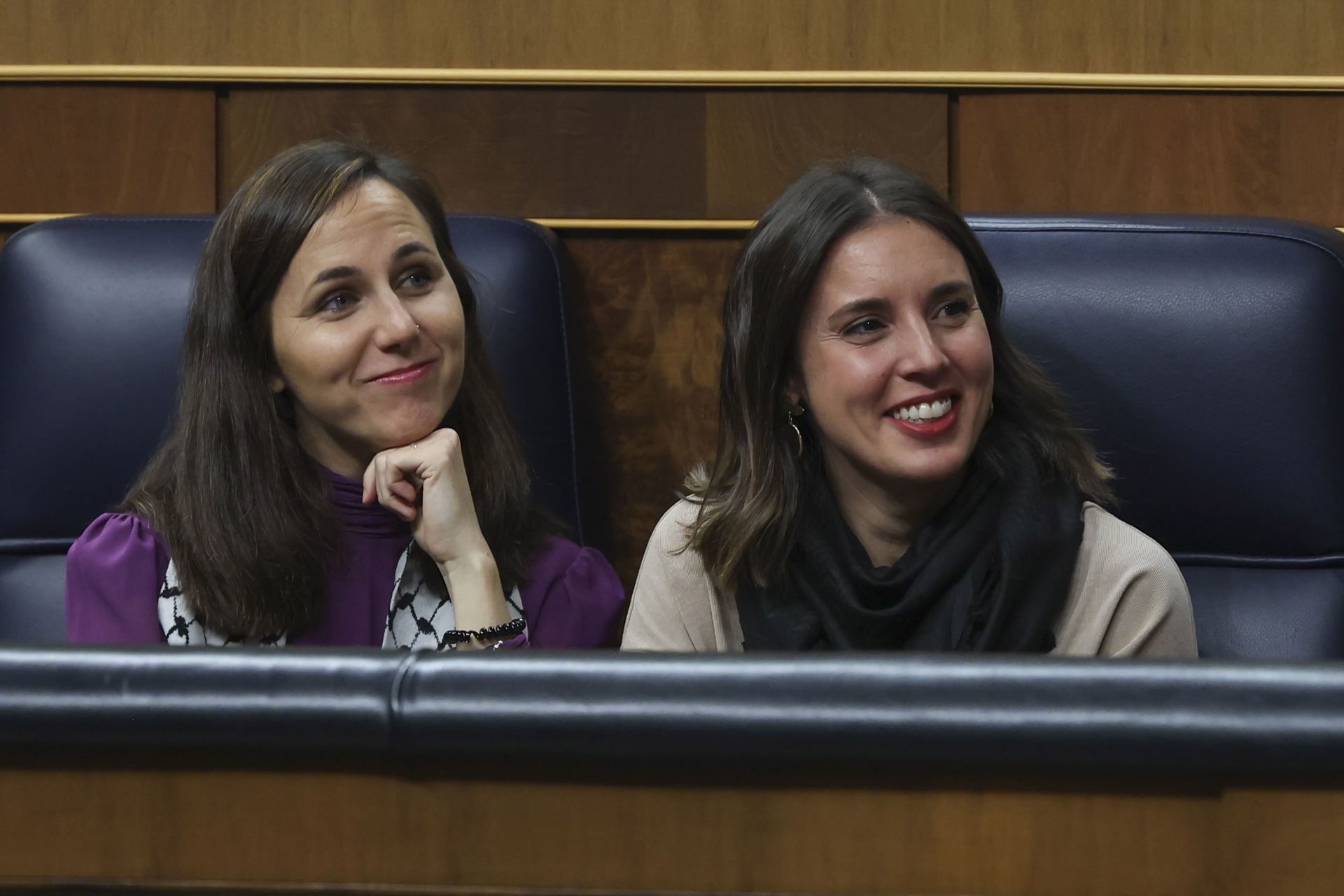 La ministra de Derechos Sociales en funciones, Ione Belarra (i), y la ministra de Igualdad en funciones, Irene Montero (d), escuchan la intervención del líder del Partido Popular, Alberto Núñez Feijóo, en el primer día del debate de investidura del presidente del Gobierno en funciones, Pedro Sánchez, este miércoles en el Congreso de los Diputados en Madrid. EFE/ Kiko Huesca