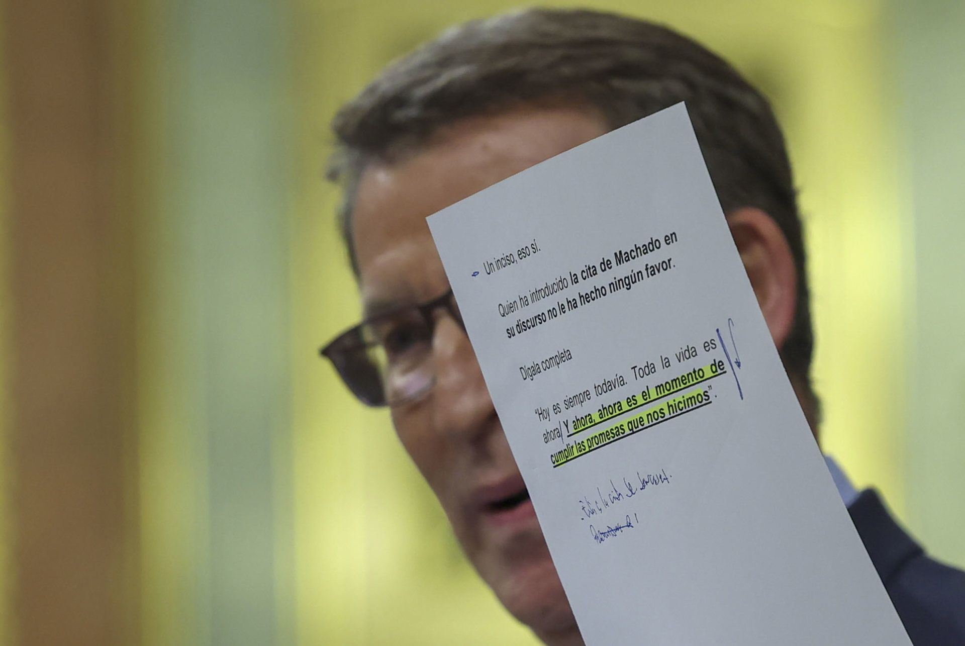 El líder del Partido Popular, Alberto Núñez Feijóo (c), interviene en el primer día del debate de investidura del presidente del Gobierno en funciones, Pedro Sánchez, este miércoles en el Congreso de los Diputados en Madrid. EFE/ Kiko Huesca