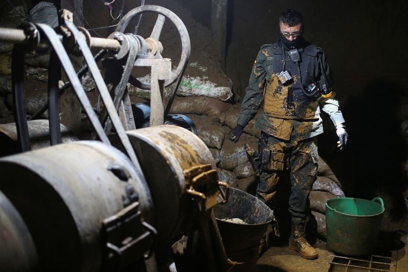 Foto de archivo. Un policía inspecciona un sitio subterráneo donde se procesa material mineral extraído de las minas de oro ilegales. Colombia, 20 de abril, 2021. REUTERS/Luisa González