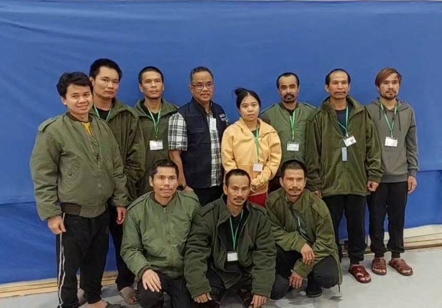 En esta fotografía proporcionada por el Ministerio de Relaciones Exteriores de Tailandia, diez de los rehenes tailandeses liberados y un oficial, cuarto desde la izquierda, posan para una fotografía en el Centro Médico Shamir (Assaf Harofeh) en Israel (Ministerio de Relaciones Exteriores de Tailandia vía AP)