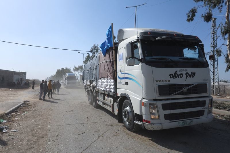 Camiones con ayuda humanitaria se dirigen al norte de Gaza durante la tregua entre Israel y Hamas (REUTERS/Ibraheem Abu Mustafa)