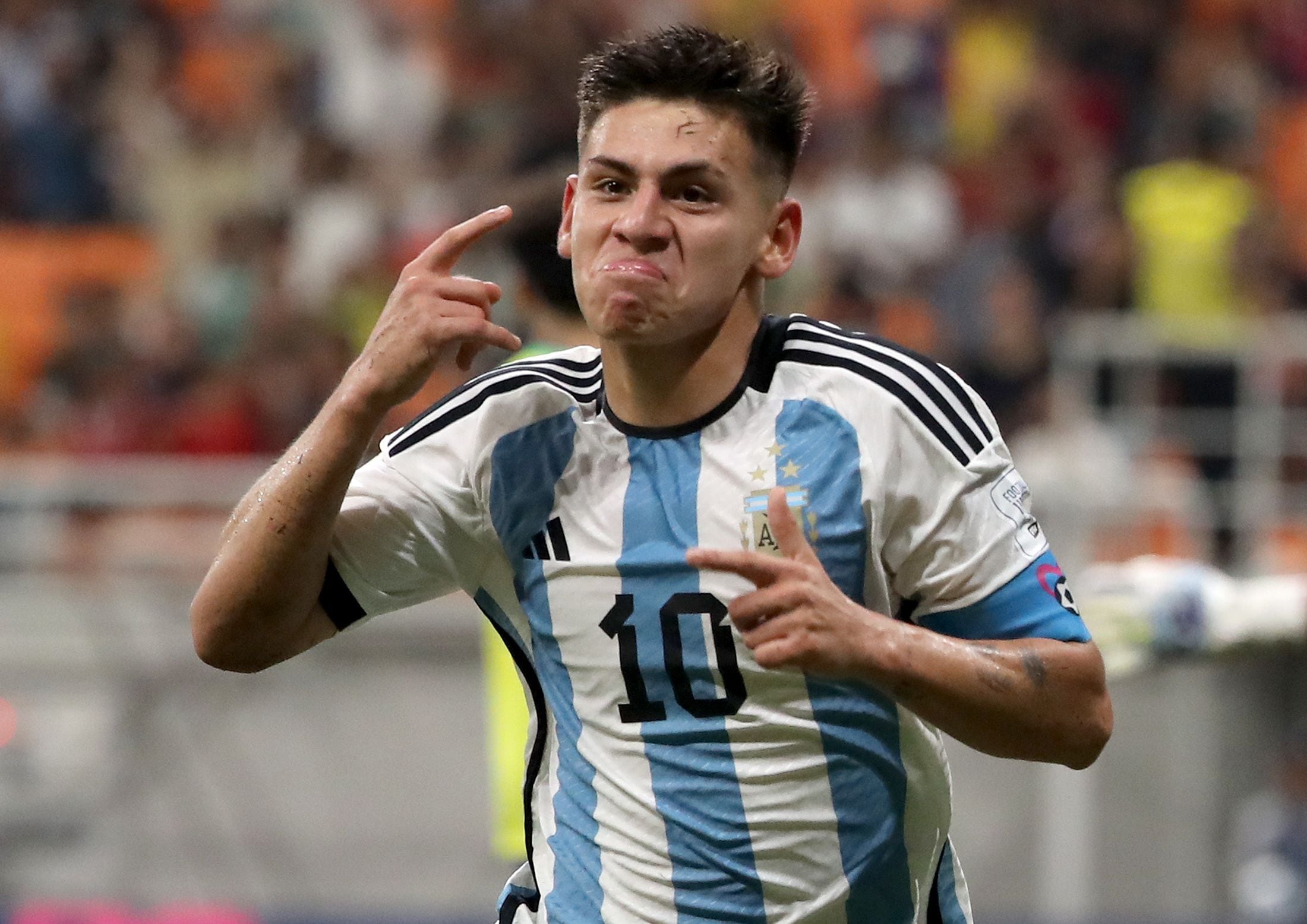 El argentino Claudio Echeverri celebra uno de sus tres goles a Brasil durante los cuartos de final del Mundial sub-17. EFE/EPA/BAGUS INDAHONO 