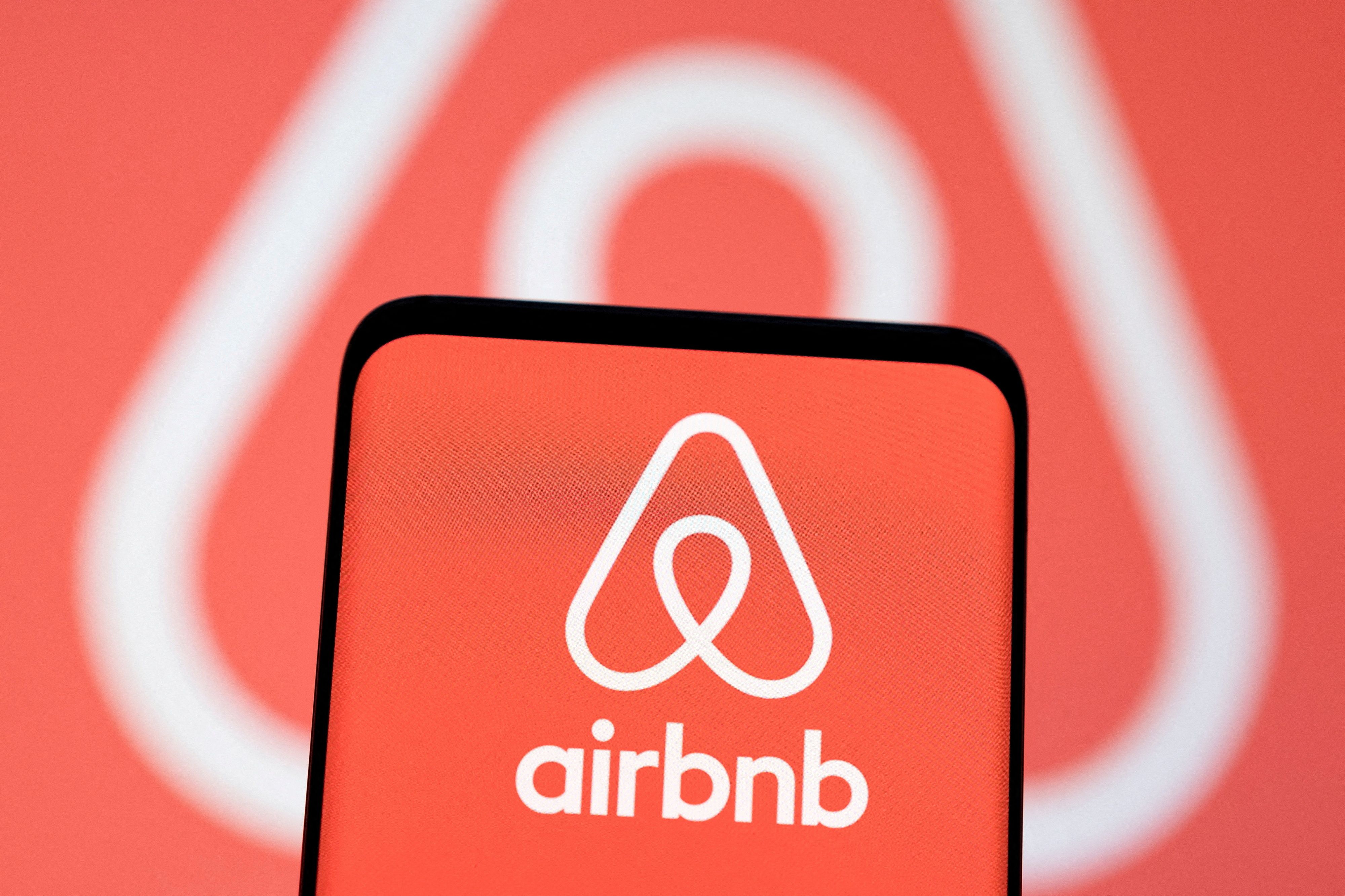 Airbnb anticipó una menor demanda de viajes, con ingresos para el cuarto trimestre que podrían situarse por debajo de las estimaciones de los analistas. (REUTERS/Dado Ruvic)