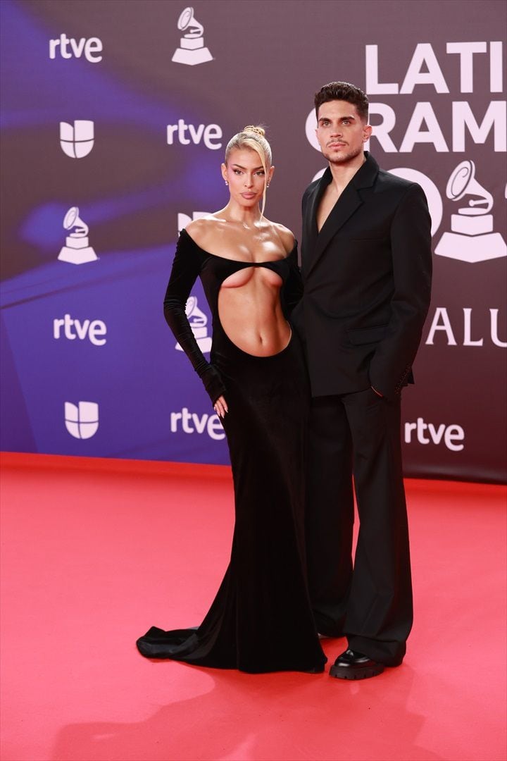 Jessica Goicoechea and Marc Bartra posa durante el photocall previo a la gala de entrega de los Latin Grammy 2023, en el Palacio de Congresos de Sevilla, a 16 de noviembre de 2023, en Sevilla, Andalucía (España). Sevilla acoge hoy la 24ª edición de los Grammy Latinos, galardones que reconocen la excelencia artística y técnica de la música iberoamericana. Es la primera vez desde el año 2000 en que los Latin Grammy se celebran fuera de Estados Unidos y también en que la entrega de premios se emite internacionalmente. La gala se puede seguir a través de La 1 y RTVE Play.
Rocío Ruz / Europa Press
16/11/2023